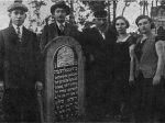 archiwalne zdjcie wykonane na cmentarzu ydowskim w Biaej Rawskiej