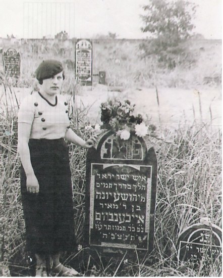 Ruchla Jonisz na cmentarzu ydowskim na Brdnie w 1935 roku