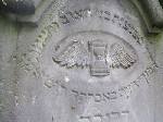 Macewa z uskrzydlon klepsydr na cmentarzu ydowskim w Brzegu
