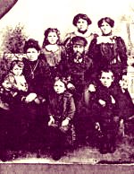 Rodzina Michaowskich, mieszkacy domu przy obecnej ul. Sportowej 1. Pomidzy rodzicami stoi Rejzel Michaowska, pniejsza matka Hermana Storicka. Zdjcie z 1907 roku 