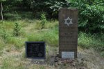 Macewa na grobie ofiar pogromu kieleckiego