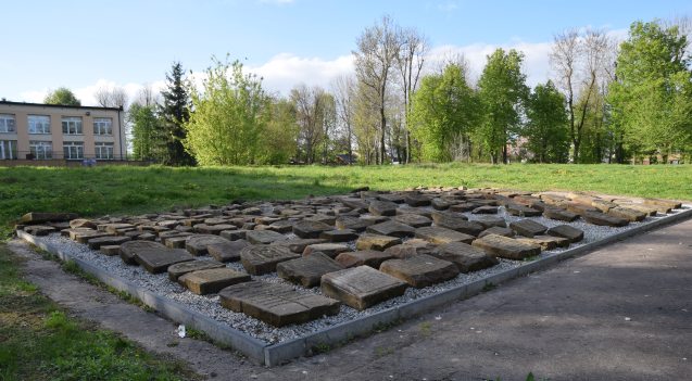 Lapidarium na zniszczonym cmentarzu ydowskim w Opatowie
