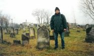 Sebastian Angres podczas prac inwentaryzacyjnych na cmentarzu w Warcie