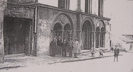 Archiwalne zdjęcie, wykonane przed synagogą w Wodzisławiu Śląskim