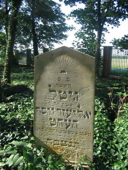macewa na cmentarzu żydowskim w Wołczynie
