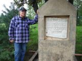 Wojciech Mszyca przy lapidarium na starym cmentarzu ydowskim